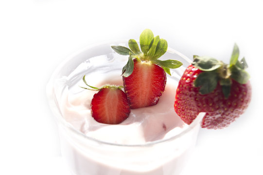Strawberry yogut with slices of fresh strawberries