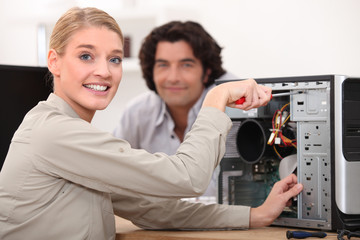 Obraz premium Happy technician fixing a computer