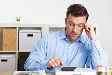 Manager rechnet mit Taschenrechner