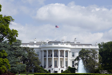Weißes Haus in Washington - Nordflügel mit blauem Himmel
