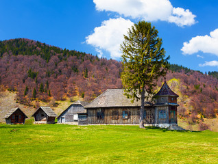 Fototapeta na wymiar Drewniany dom i góry