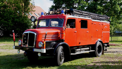 Obraz premium Feuerwehr Oldtimer Blaulicht