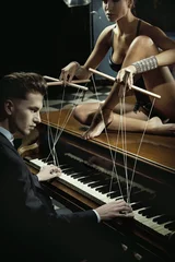 Rolgordijnen Artist KB Verleidelijke vrouw op de piano