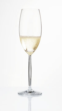 halb volles Sektglas