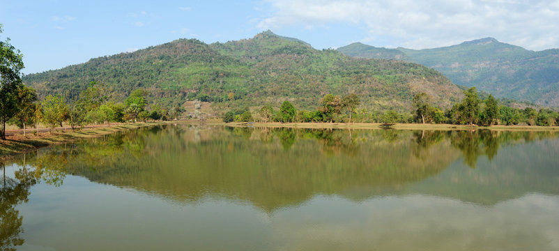 lago del sito archeologico Khmer di Wat Phu a Champasak, Laos