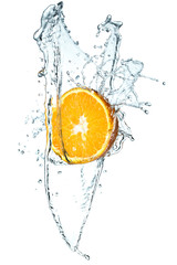 Obraz na płótnie Canvas Pomarańczowy jest spadła do plusk wody na białym tle