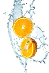 Fototapeten Saftige Orange mit Spritzwasser auf weißem Hintergrund © puhhha