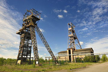 Fototapeta na wymiar Głowa Pit uzwojenia biegi w nieczynnej kopalni węgla w Forbach