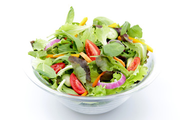 insalata mista con pomodori su sfondo bianco