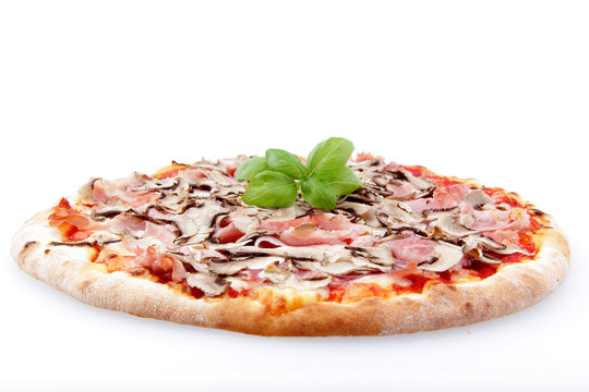 pizza funghi e prosciutto su sfondo bianco