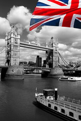 Fototapeta na wymiar London Tower Bridge z kolorową flagą Anglii