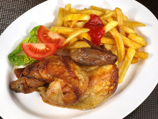 Halbes Grillhähnchen mit Pommes Frites