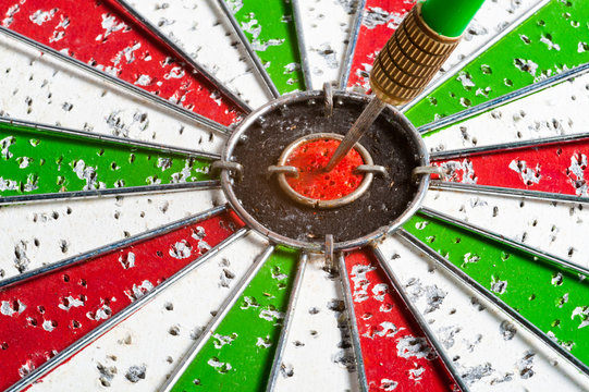 Hit arrow red & green bullseye dart board target game