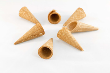 Coni gelato vuoti su fondo bianco