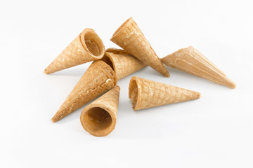 Coni gelato vuoti su fondo bianco