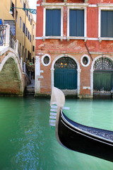 Fototapeta na wymiar Canal et gondole à Venise - Italie