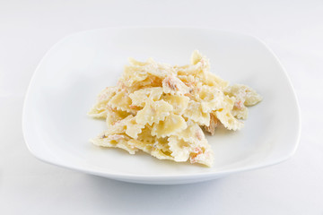 Farfalle con salmone su fondo bianco