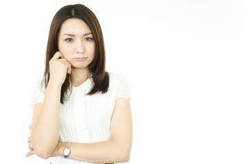 Fototapeta premium 腕を組み悩んでいるオフィスレディー