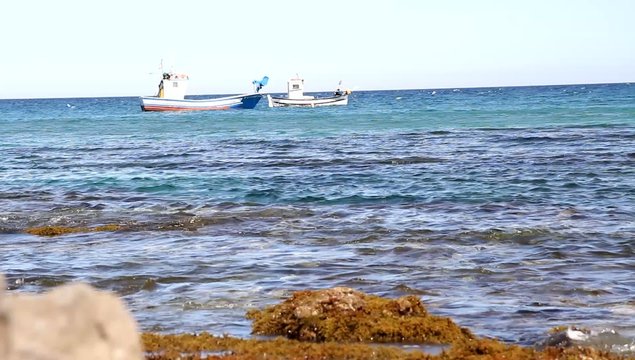 barcos barados en la playa