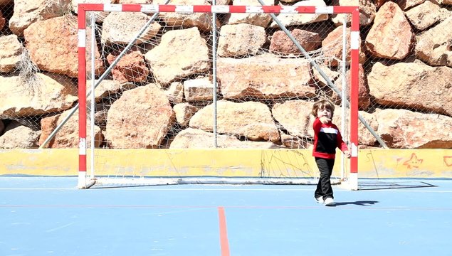 ni&ntilde;o jugando a futbol