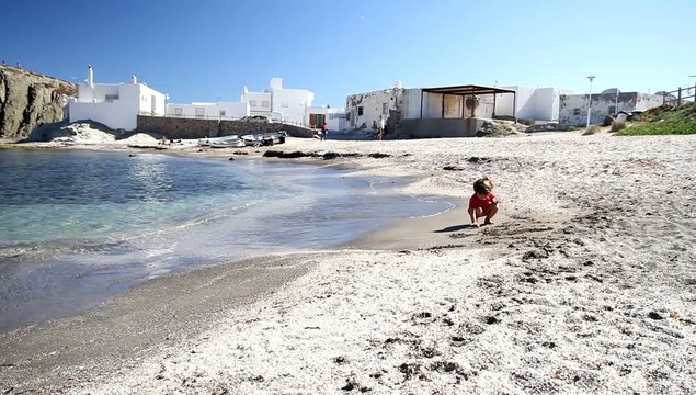 ni&ntilde;o paseando por la playa