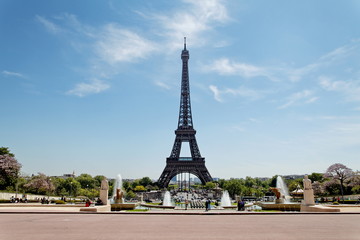 Fototapeta na wymiar Wieża Eiffla, Błękitne niebo, Paryż.
