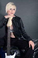 Blonde Frau mit E Gitarre Porträt