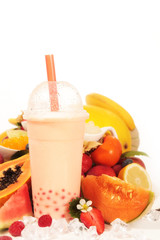 Bubble Tea hell mit roten Perlen und Früchtedeko