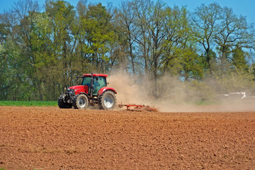 Traktor beim Eggen