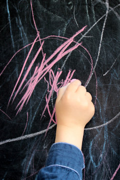 enfant &eacute;crivant au tableau