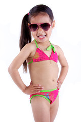enfant en maillot de bain, lunette de soleil pose