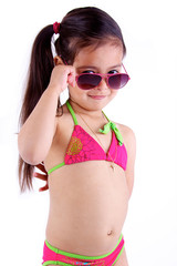 petite fille en maillot de bain qui regarde par dessus lunettes