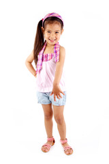 jolie petite fille debout en short et bandeau dans les cheveux