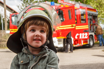 Kleiner Junge mit Feuerwehrhelm