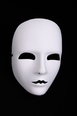 maschera neuta bianca su fondo nero