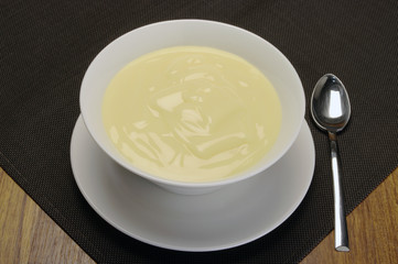 crema alla vaniglia su ciotola bianca