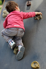 enfant escaladant