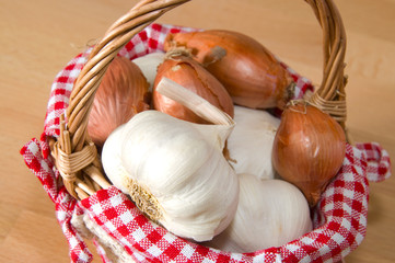 Knoblauch und Zwiebeln