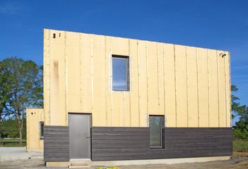 Construction d'une maison (façade est) avec bardage bois