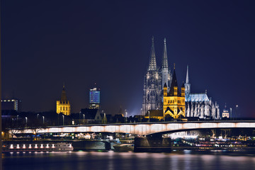 K&ouml;lner Dom bei Nacht mit Severinsbr&uuml;cke und Gro&szlig; St. Martin