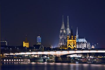 Kölner Dom bei Nacht mit Severinsbrücke und Groß St. Martin