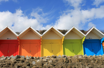 Obraz na płótnie Canvas Kolorowe domki plażowe