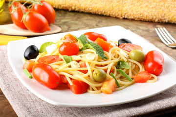Spaghetti with fresh tomatoes, olives and mint