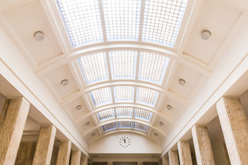 Obraz premium Hall glass ceiling and clock with five to twelve