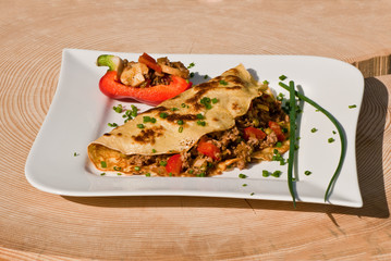 gefüllter Pfannkuchen mit Hackfleisch