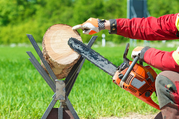 Kettensäge Brennholz machen - Stechschnitt
