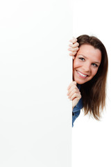 glückliche junge frau hält reklametafel