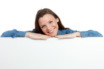 glückliche frau mit reklametafel