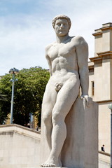 Homme debout de pierre blanche.