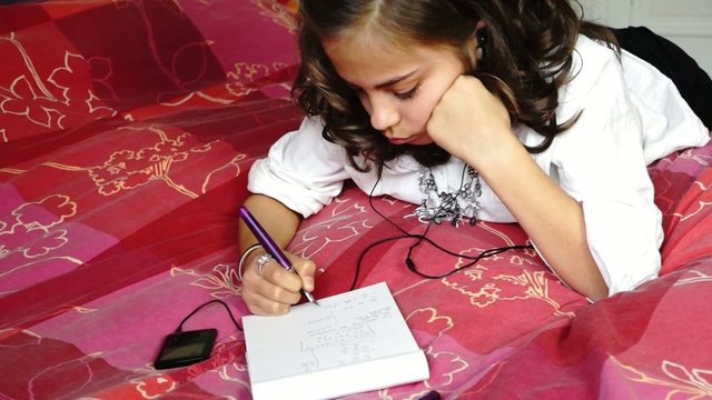 faire ses devoirs en &eacute;coutant de lamusique